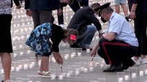 إضاءة نحو 30 ألف شمعة أمام القصر الرئاسي في براغ بهدف تكريم ضحايا كوفيد-19