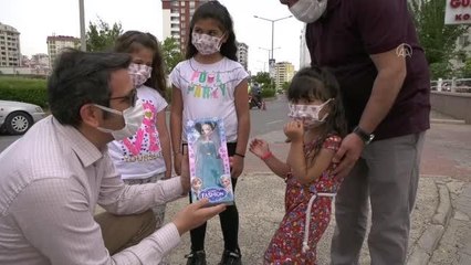 KAHRAMANMARAŞ - Sokakta görevli polislere "sizi çok seviyoruz" mektubu yazan miniklere hediye verildi