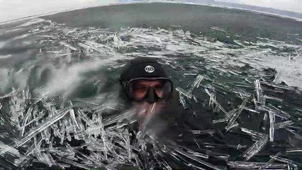 Nager dans des aiguilles de glace ou Pipkrake dans le lac Baïkal en Russie