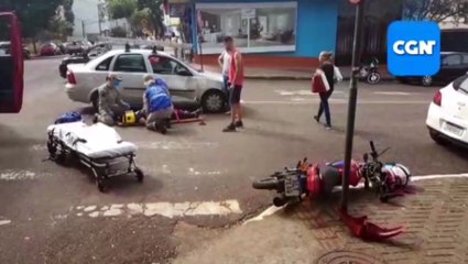 Mulher que estava na garupa de moto tem fratura no pé após colisão com carro, na Rua Erechim