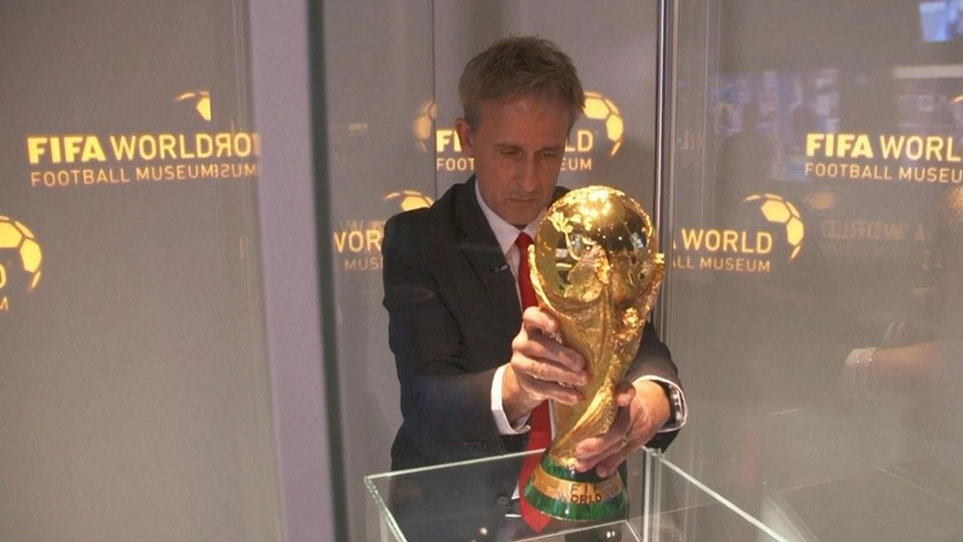 ⁣Littbarski schickt den WM-Pokal auf Reisen