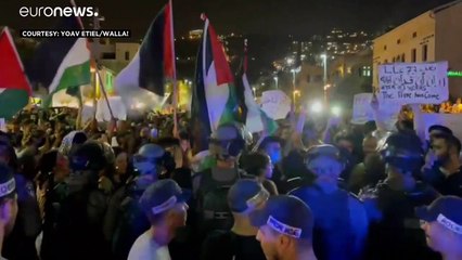 شاهد: اعتقال عشرات المتظاهرين الفلسطينيين في حيفا عقب اشتباكات مع الشرطة الإسرائيلية