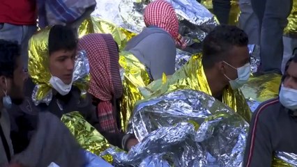 Lampedusa di nuovo sovraffollata di migranti (con pochi medici e posti letto)