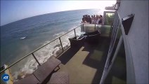 Un balcon s'effondre sous le poids des fêtards et les envoie dans la mer à Malibu !