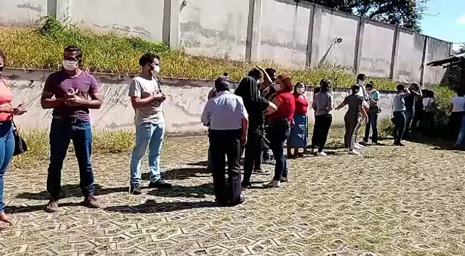 Fila para vacinação de profissionais da saúde em Betim