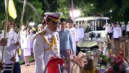ในหลวง พระบรมราชินี และเจ้าคุณพระฯ ทรงเยี่ยมประชาชนที่เฝ้าฯ รับเสด็จ ที่วัดนิเวศธรรมประวัติ อยุธยา