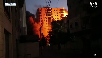 Gazze’de Hava Saldırısından Sonra 12 Katlı Binanın Yıkılma Anı