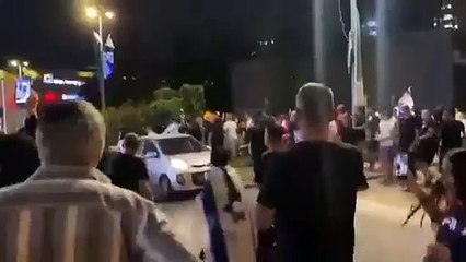 İsrailli teröristler, Filistinlilerin bulunduğu araçlara saldırdı!