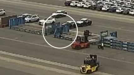 [굿모닝] 300kg에 깔린 청년...평택항 사고 CCTV 공개 / YTN