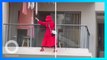 Misteri Wanita Berbaju Merah Jatuh dari Lantai 25 Rekam Dirinya Menari - TomoNews