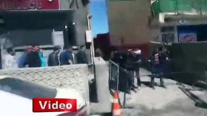 Beşikte uyuyan bebeği sopayla öldürdü!