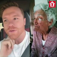 Doña Teresita ve el mensaje que le manda el Canelo Álvarez