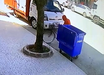 Kapüşonlu bisiklet hırsızı kamerada