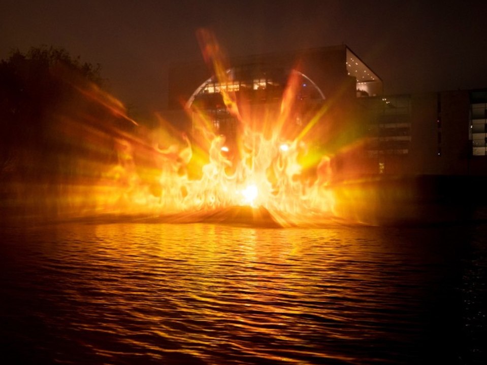 Feuer vor dem Kanzleramt: Setzt Greenpeace hier die Spree in Brand?