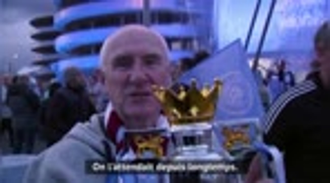 Man City - Des fans célèbrent le titre devant l'Etihad Stadium
