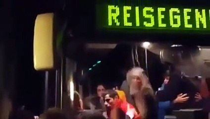 Allemagne : des manifestants hostiles s'en prennent à un bus de réfugiés