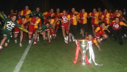 Galatasaray, ezeli rakibine Emre Altuğ'un şarkısıyla gönderme yaptı