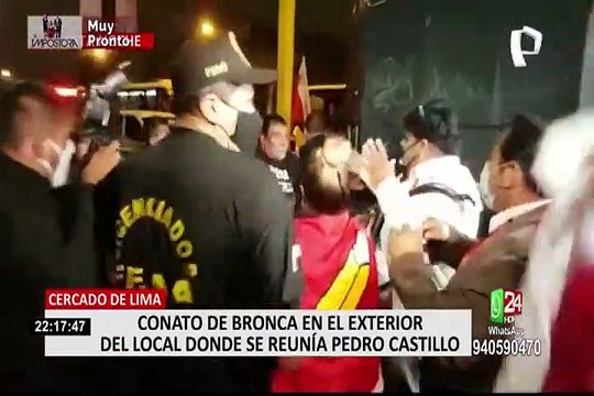 Simpatizantes y detractores de Pedro Castillo se enfrentan en las afueras de la Casa del Maestro