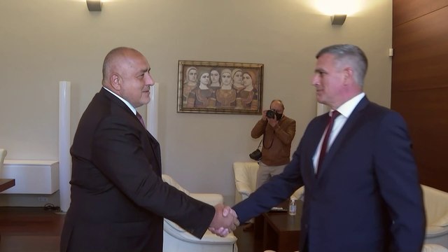 Бойко скришом сдаде властта