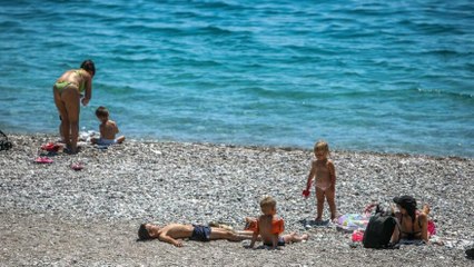 Turistlerin boş sahilde denize keyfi