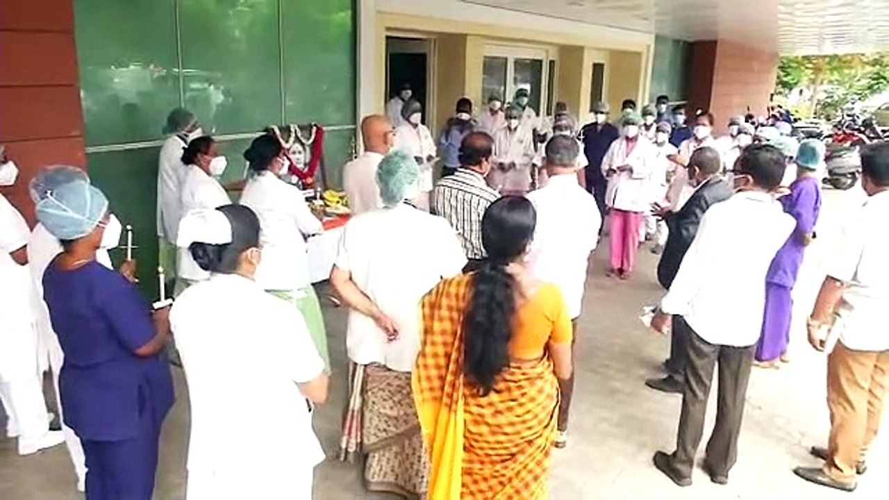 சர்வதேச செவிலியர் தினம்.. செவிலியர்களின் கால்களில் விழுந்து கண்ணீர் விட்ட கோவை மருத்துவமனை டீன்