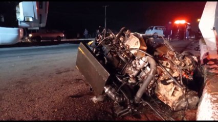 Motor de carro é arrancado após colisão com caminhão; pista ficou completamente interditada