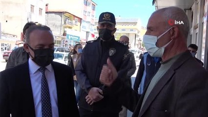 Vali sokakta vatandaşa sordu: "Neden dışarıdasınız?"