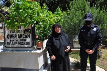 Son dakika haberleri: ŞEHİT OĞLUNUN KABRİNE MESLEKTAŞI POLİSLER GÖTÜRDÜ
