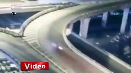 Motosikletli viyadükten aşağı uçtu!