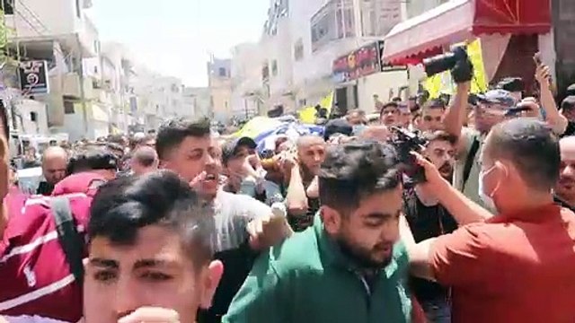 تشييع فلسطيني قتل برصاص الجيش الإسرائيلي في مخيم الفوار
