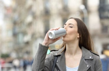 Boire depuis une canette peut avoir un effet secondaire majeur selon une étude