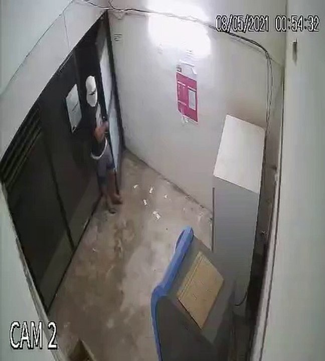 नकाबपोश ने एटीएम लूटने का किया प्रयास, CCTV में हुआ कैद