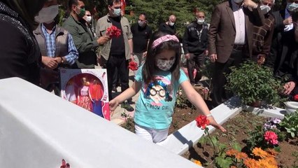 Son dakika haberleri: 6 yaşındaki Eslem'den şehit babasına karanfil: "Bu çiçekleri senin için diktim"