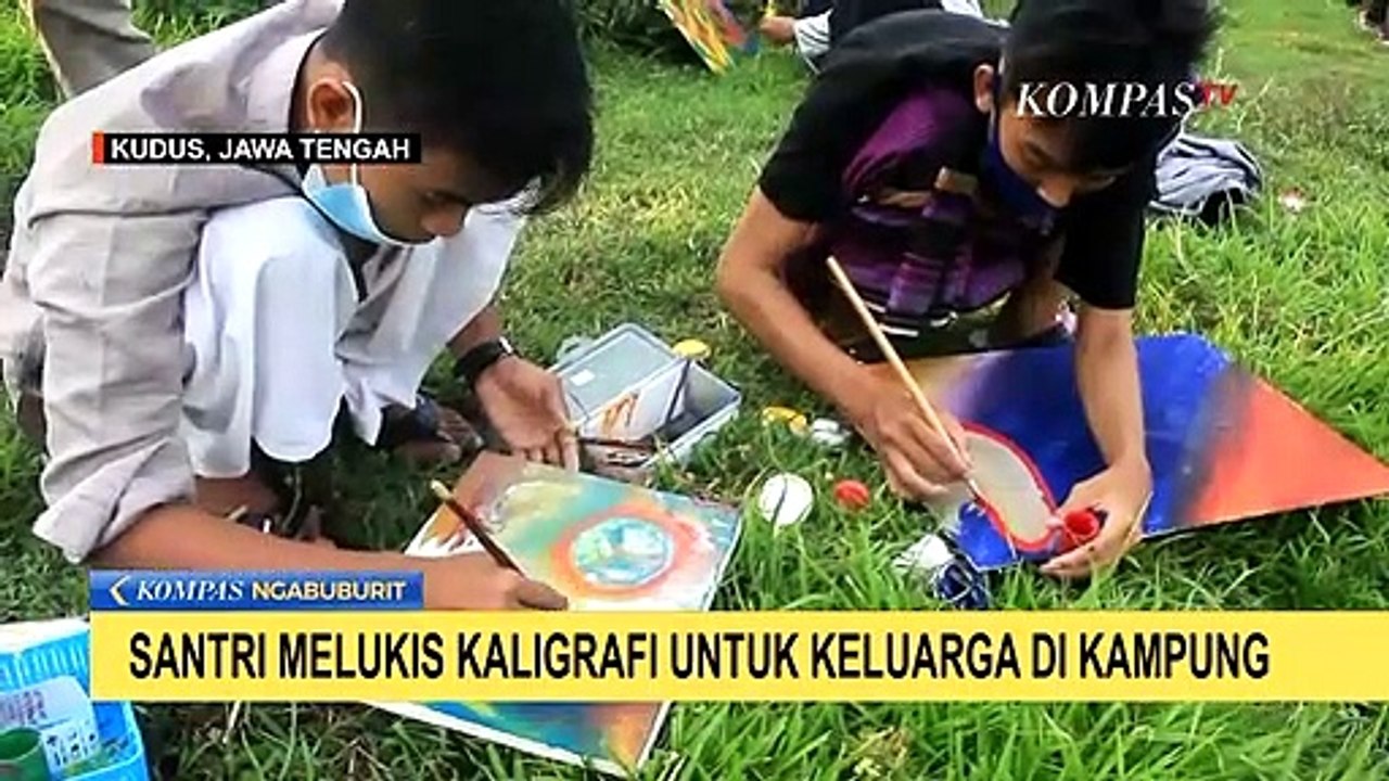 Santri Melukis Kaligrafi untuk Keluarga di Kampung