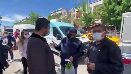 CHP'li Eren Erdem'in yanına gelen vatandaş: AKP’den istifa ettim, ailecek partinize üye olmak istiyoruz