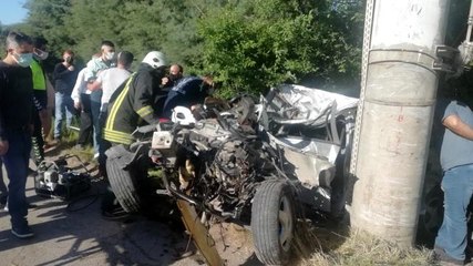 Elektrik direğine çarpan otomobil hurdaya döndü: 1 ölü, 1 yaralı