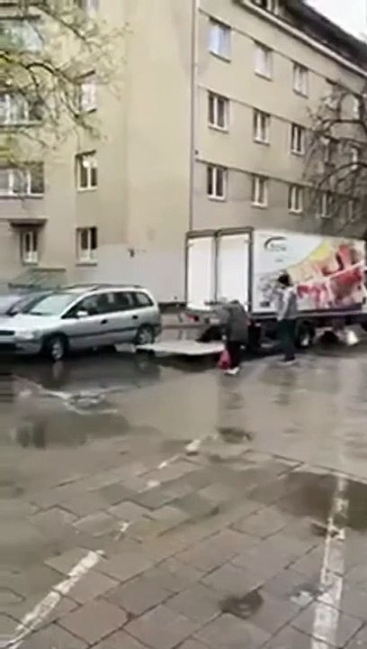 Ce livreur aide une mamie à traverser une énorme flaque... beau geste