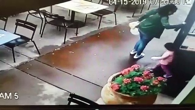 Cette maman et ses enfants qui sortent d'un restaurant évitent le pire