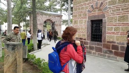 Mehmetçik 'Alp' kıyafetiyle Ertuğrul Gazi Türbesi'nde!