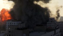 شاهد: قصف إسرائيلي بالصواريخ يدمر ويسوي بالأرض برجا سكنيا من 14 طابقا في غزة