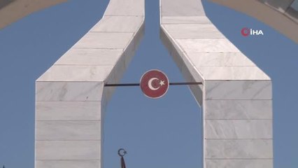 Son dakika haberi | Şehitlikte bayram öncesi duygu dolu anlar..."Soğuk taşlara sarılmak çok zor"