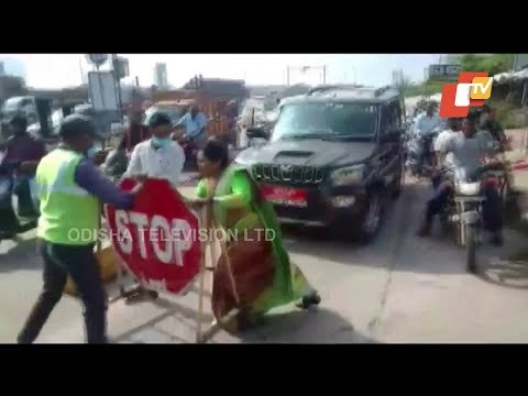 YSRCP Leader D Revathi Slaps Toll Staffer In Guntur
