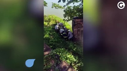 Motorista é resgatado após carro cair às margens do Rio Doce