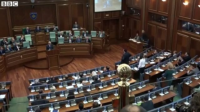 Des députés kosovars bombardent d’œufs leur Premier ministre