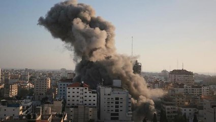 İsrail, Gazze'de sivillerin ikamet ettiği 14 katlı binayı yerle bir etti