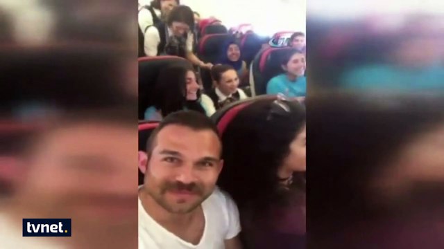 Uçakta hosteslerle halay çektiler