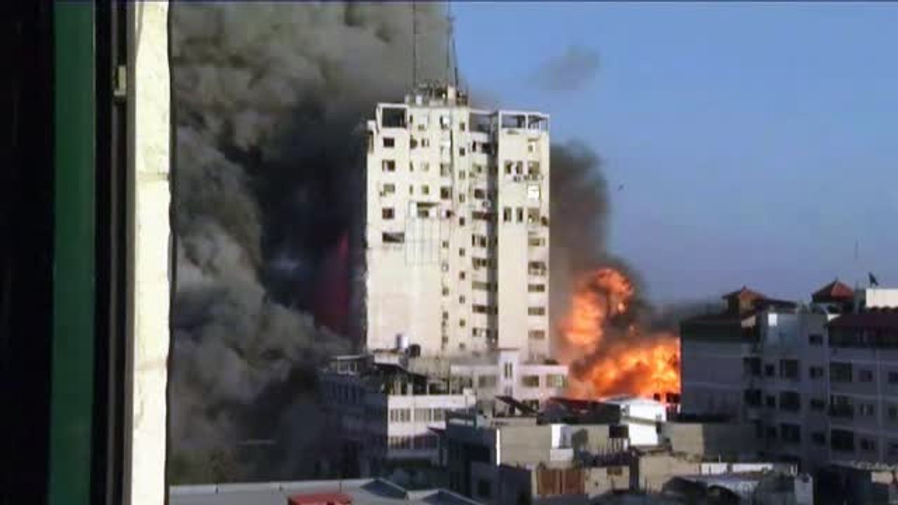 Imágenes de cómo el Ejército israelí bombardea un edificio de 14 plantas en Gaza