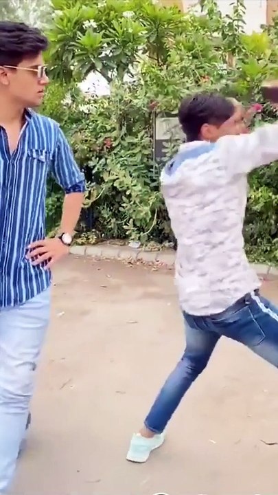 Ladkiyon Hoti Hi Aisi Hai Mar Jayegi Par Kisi Garib Ka Bhala Nahi Karegi