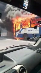 Unidad de trasnurbano se incendia por completo