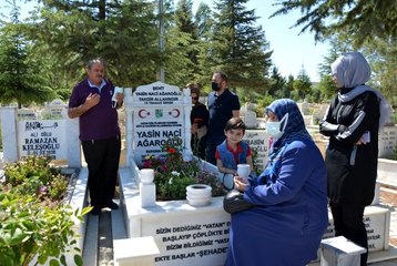 Demokrasi şehidi Yasin'in ailesi oğlunun mezarını ziyaret edip dua etti